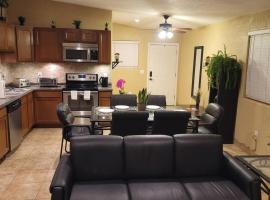 3 Bedroom, 2 Bath Whole House, ASU, Tempe, Scottsdale on Light Rail, vacation home in Mesa