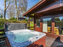 Birch Lodge 12 with Hot Tub – hotel z parkingiem w mieście Newton Stewart