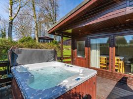 Birch Lodge 12 with Hot Tub, cabin in Newton Stewart