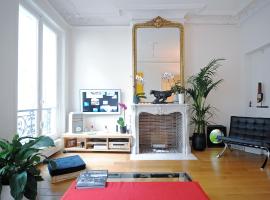 Champs Elysees Homestay - AIR CONDITIONING, rum i privatbostad i Paris