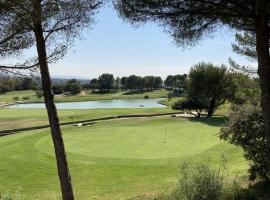 Magnifique Vue CLIM LINGE Golf Saumane 6P Piscine Tennis, hotel i nærheden af Provence Country Club Golf Course, Saumane-de-Vaucluse