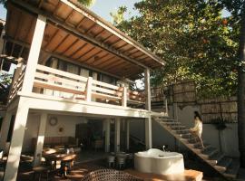 Exclusive Beachfront Villa w/ Outdoor Tub & Kayaks, stuga i Sabang