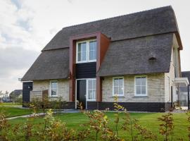 Beautiful villa with sauna and unobstructed view, on a holiday park in Friesland, hotel with parking in Delfstrahuizen