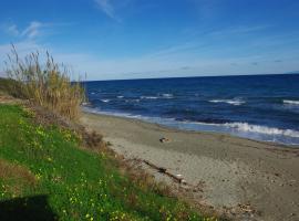 Résidence A NUCIOLA Les pieds dans l'eau Cervione Hte CORSE, готель з басейнами у місті Червйоне