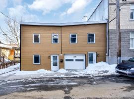 2-storey house with garage and interior terrace, mökki Quebecissä