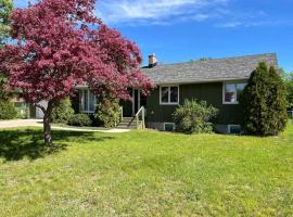 Family Home W/ 2 King, 2 Queen Beds + Game Room, casa de campo em Bemidji