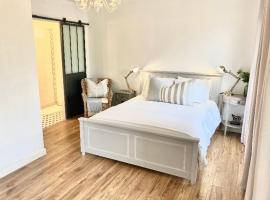 Stunning bedroom overlooking the Charente, hotel near Cognac Golf Course, Bourg-Charente