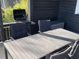 Quiet, centrally-located apartment, parking included, hotelli kohteessa Molde