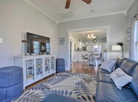 Less Than 2 Mi to Pleasure Pier Cozy Beach Bungalow, bungalow en Galveston