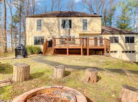 Louisville Area Home Deck, Fire Pit, Creek!, cottage in Prospect