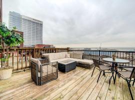Waterfront Cleveland Apt about 1 Mi to Downtown，克利夫蘭的SPA 飯店