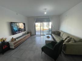 Luxury boutique apartment with balcony and sea view 3BR, hôtel avec parking à Tirat Karmel