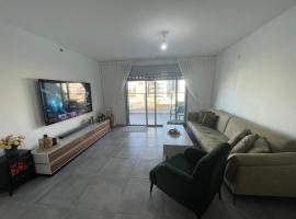Luxury boutique apartment with balcony and sea view 3BR, hotell i Tirat Karmel