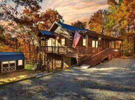Cozy Private Cabin - Hot Tub, Pool Table, Fire Pit, Near Lake, and MORE, hotel amb aparcament a Ranger