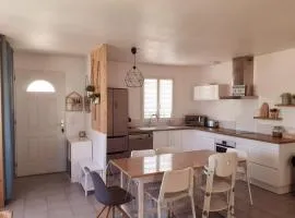 Maison ensoleillée de plain-pied ouvert sur un jardin clôturé
