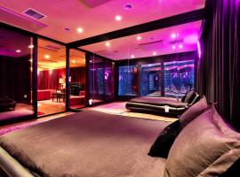 Beyond: Historic Rock & Roll Studio, hótel í Sunfair Heights