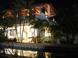 Lush Garden House near beaches with private pool., atostogų namelis mieste Puerto Eskondidas