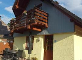 Charmant und liebevoll ausgestattetes Ferienhaus mit einem tollen Blick auf den Silbersee in Frielendorf, hotel in Frielendorf