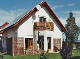 Ferienwohnung für Nichtraucher am Ortsrand mit Balkon, 4 Sterne DTV Klassifizierung, hotel in Bad Buchau