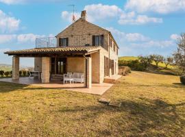 Tranquil holiday home in Moregnano with garden, hotelli kohteessa Petritoli