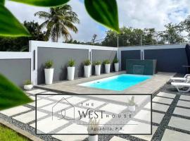 The West House Pool Home in Aguadilla, Puerto Rico, hytte i Aguadilla