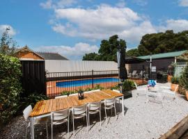 Mortimer Cottage - A Pool Oasis in Heart of Mudgee, hotel in Mudgee