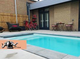 Paradise Amsterdam bungalow of 80 m2 with private pool - All inclusive, breakfast, parking, use of bikes, tourist tax and much more, ξενοδοχείο σε Zandvoort