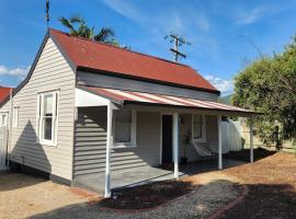 'Pickett's Cottage' - Circa 1868 - Oldest in Knox!, hotel en Boronia