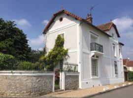 Belle maison dans un village de charme, hotel em Moisson