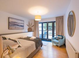Modern apt near gardens with large decking area - Vivre Retreats, хотел в Борнмът