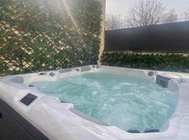 Le Domaine des Eléphants - SPA EN OPTION - 900m du Zoo, hotel with hot tubs in La Cévrie