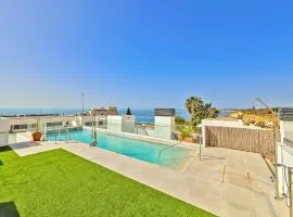 Oceanfront Duplex with a Rooftop Pool and Terrace