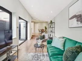 Charming Wimbledon 3-Bed Apt with Outdoor Area