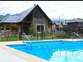Casa condominio Pucón, piscina, hotel in Pucón