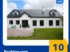 Luxury 6 Bedroom Spiddal Villa, Jacuzzi, Balcony, family hotel in Galway