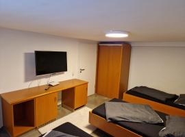 Monteurzimmer-mit GemeinschaftsBad und Küche BEI RASTATT, cheap hotel in Muggensturm