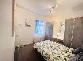 Amicable Double Bedroom in Manchester in shared house, hotel with parking in Ashton under Lyne