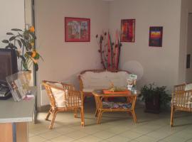 Auberge De L'oust, hotel v destinaci Uzel