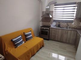 Cosy Apartment in relaxed neighbourhood, hotel con estacionamiento en Amarinto