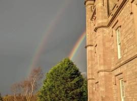 Langhouse Castle Bed and Breakfast, hotel s parkiralištem u gradu 'Inverkip'