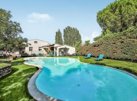 Stunning Home In Malataverne With Outdoor Swimming Pool, 7 Bedrooms And Private Swimming Pool, hotel sa Malataverne