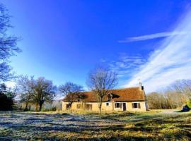 Maison de Campagne-Au Petit Bois de la Gravette, cottage a Veuil