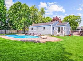 Hamptons Family Getaway. Pool, mins to beach, hôtel à Hampton Bays