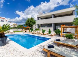 Spacious apartment with jacuzzi, hotel with jacuzzis in Kaštela