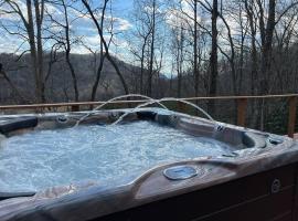 Wonderful cabin tucked in the woods /w Hot tub, hotel di Mountain City