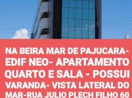 NA BEIRA MAR DE PAJUCARA- EDIF NEO- APARTAMENTO QUARTO E SALA - POSSUI VARANDA- VISTA LATERAL DO MAR-RUA JULIO PLECH FILHO 60 ESQUINA COM AVENIDA DOUTOR ANTONIO GOUVEIA - CONSUMO ELETRICO É PAGO No CKECK-OUT - 1 KWH É 1,35 REIAS, hotel in Maceió