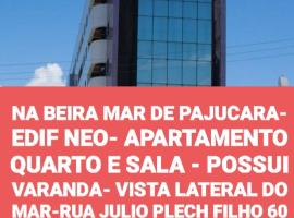 NA BEIRA MAR DE PAJUCARA- EDIF NEO- APARTAMENTO QUARTO E SALA - TEM VARANDA - VISTA LATERAL DO MAR - RUA JULIO PLECH FILHO 60 ESQUINA COM AVENIDA DOUTOR ANTONIO GOUVEIA - CONSUMO ELETRICO É PAGO No CKECK-OUT 1KWH É 1,35 REIAS - ANDAR "6", viešbutis Masejuje