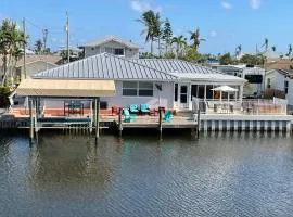 Hot tub and Dock Gilligan's on the Island