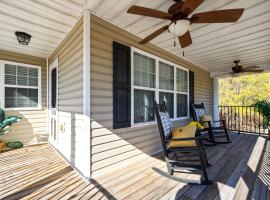 Spacious Serene 3BR Near LakePoint & DT Acworth, hotel com estacionamento em Acworth