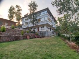 Ultra Luxurious Mountain View 11BHK By Lifeline Villas, hotel en Mahabaleshwar